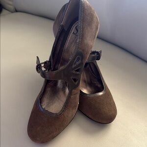 SOFFT Women's Sueded Upper Classic Strapped Heels Shoes In Coffee Brown